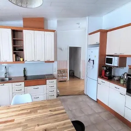 ホームステイ Tilava Ja Tunnelmallinen 26m2 Huone Max Kuudelle Hengelle ケラヴァ